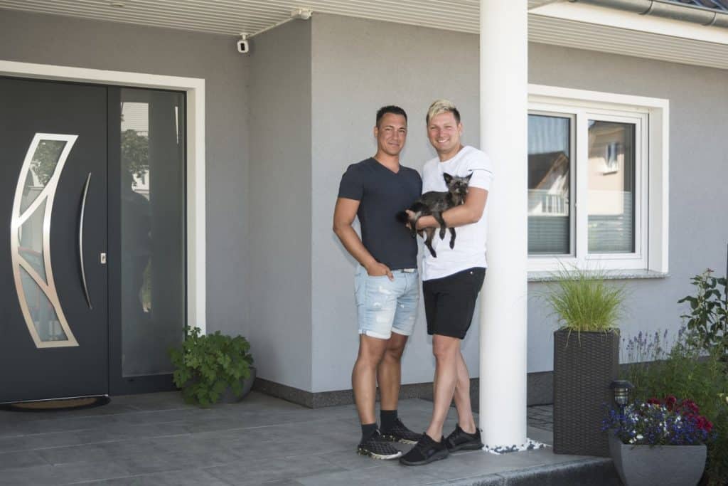 Marco und Thomas Kempf haben sich ihren Traum vom eigenen Haus erfüllt. Beide konnten den Einzug kaum erwarten und haben heimlich im Rohbau auf Luftmatratzen geschlafen. Foto: Roth-Massivhaus / Gerhard Zwickert