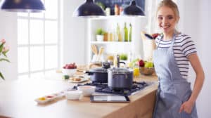 Junge Frau beim Kochen in der neuen Küche