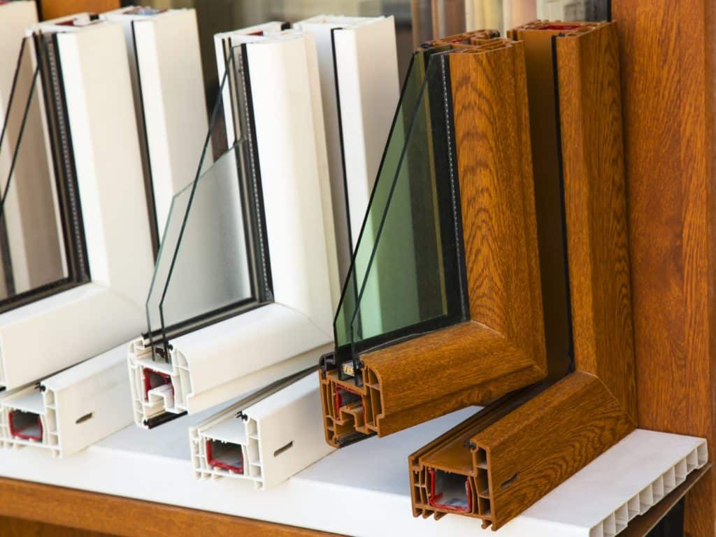 Fenster in unterschiedlichen Materialien