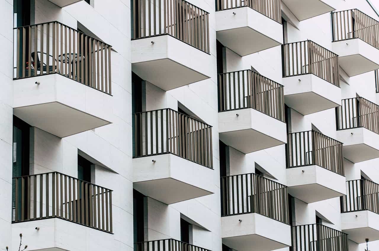 Ein Balkon kann mit einer Verkleidung aus Plexiglas versehen werden, um einen Windschutz herzustellen.