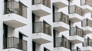 Ein Balkon kann mit einer Verkleidung aus Plexiglas versehen werden, um einen Windschutz herzustellen.