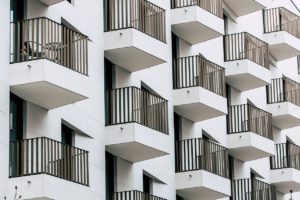 Ein Balkon kann mit einer Verkleidung aus Plexiglas versehen werden, um einen Windschutz herzustellen.