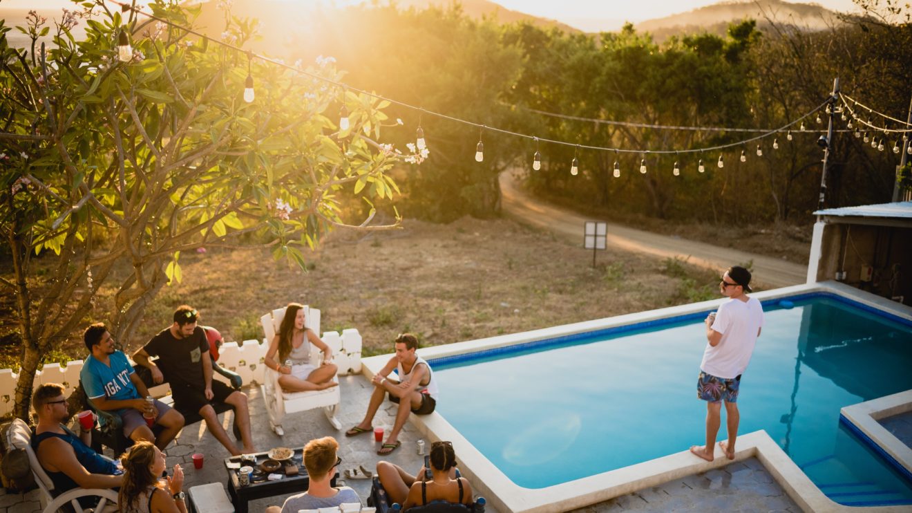 Die Wellnessoase am eigenen Pool ist einer schöner Treffpunkt mit Freunden