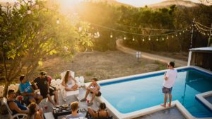Die Wellnessoase am eigenen Pool ist einer schöner Treffpunkt mit Freunden