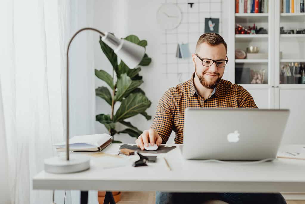 Mann arbeitet im Homeoffice