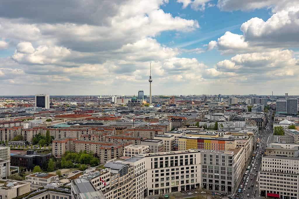 Das knapp bemessene Platzangebot in Berlin macht Planungs- und Bauexperten erfinderisch. Altbestände werden saniert und umgenutzt; unbebaubar scheinende Grundstücke werden mit pfiffigen Raumkonzepten bestückt.