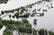 Überschwemmungsgebiet in der Nähe eines Flusses