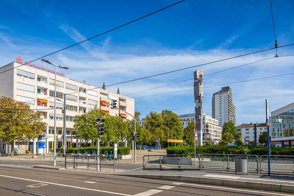 Ludwigshafen: Innenstadt mit Theaterplatz und berühmter rheinland-pfälzischer Pfalzsäule