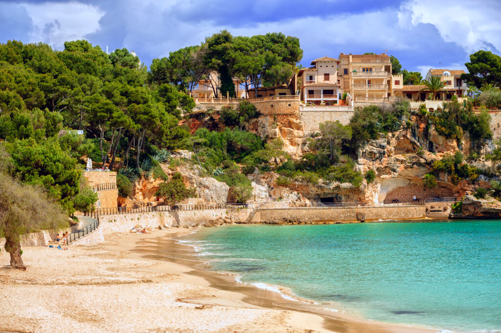 Villen am Meer über dem Sandstrand in Cala Mandrago, Insel Mallorca, Spanien