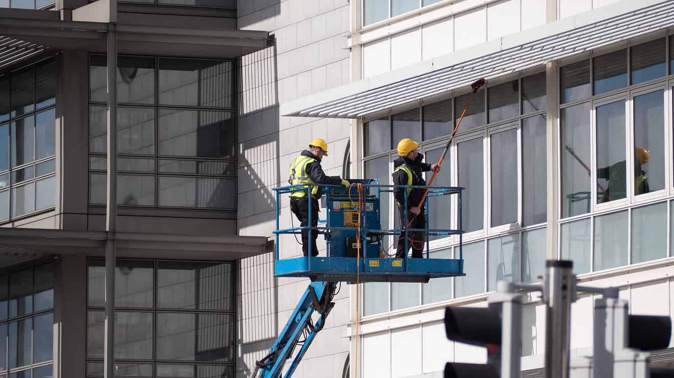 Fassadenarbeiten mit einer Arbeitsbühne