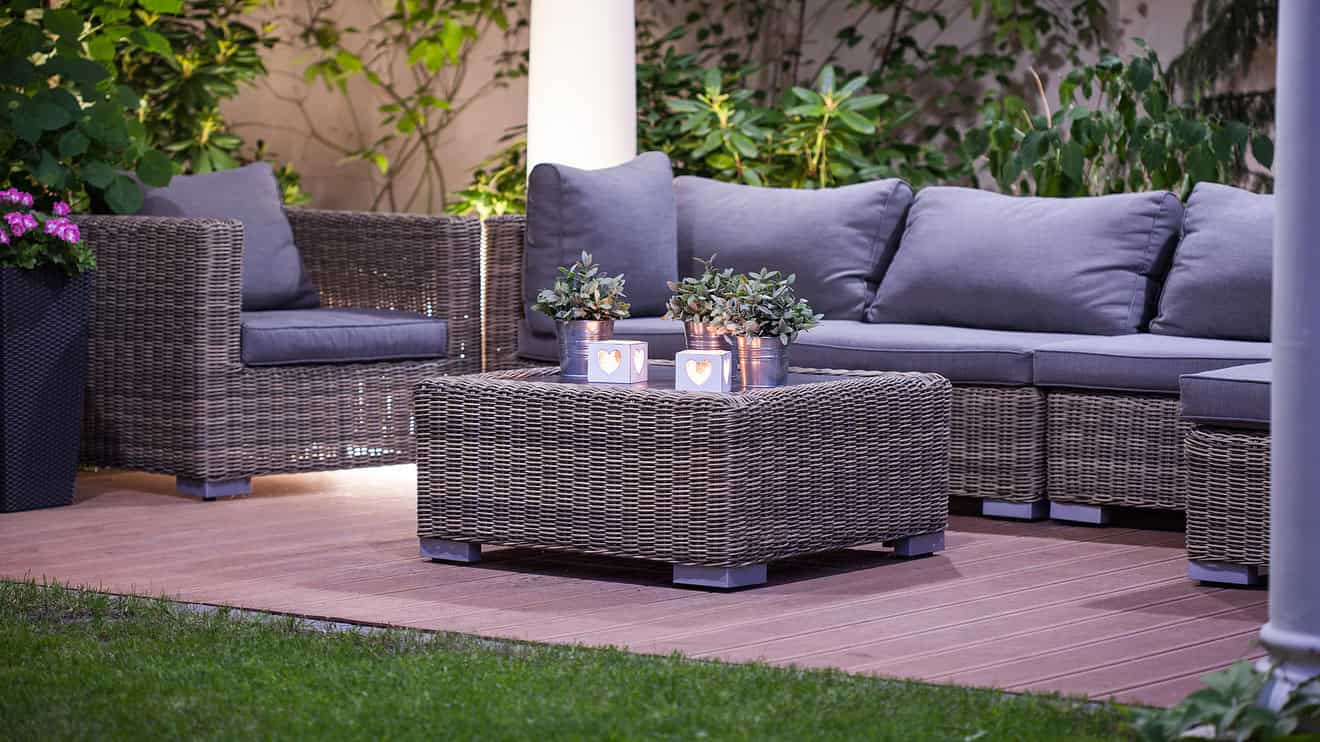 Gartenmöbel auf Terrasse