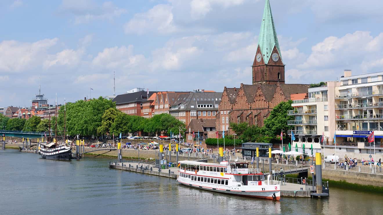 Stadtbild entlang der Weser in Bremen