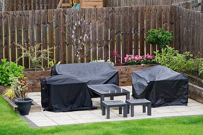 Gartenmöbel mit passender Abdeckung