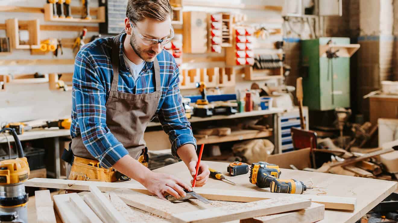 Heimwerker in Werkstatt