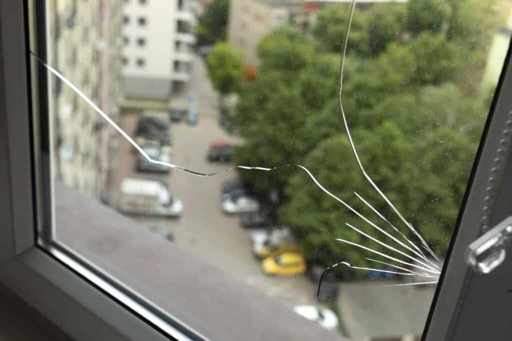 Spannungsriss am Fenster