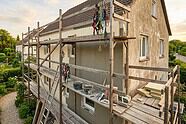 Für die Fassadensanierung am Eigenheim sollte der sichere Zugang auch in den oberen Bereichen des Hauses gewährleistet sein