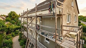 Für die Fassadensanierung am Eigenheim sollte der sichere Zugang auch in den oberen Bereichen des Hauses gewährleistet sein