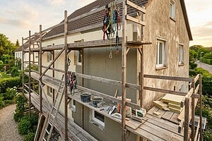 Für die Fassadensanierung am Eigenheim sollte der sichere Zugang auch in den oberen Bereichen des Hauses gewährleistet sein