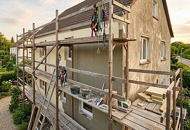 Für die Fassadensanierung am Eigenheim sollte der sichere Zugang auch in den oberen Bereichen des Hauses gewährleistet sein