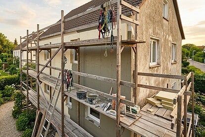 Für die Fassadensanierung am Eigenheim sollte der sichere Zugang auch in den oberen Bereichen des Hauses gewährleistet sein