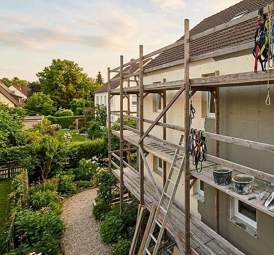 Für die Fassadensanierung am Eigenheim sollte der sichere Zugang auch in den oberen Bereichen des Hauses gewährleistet sein