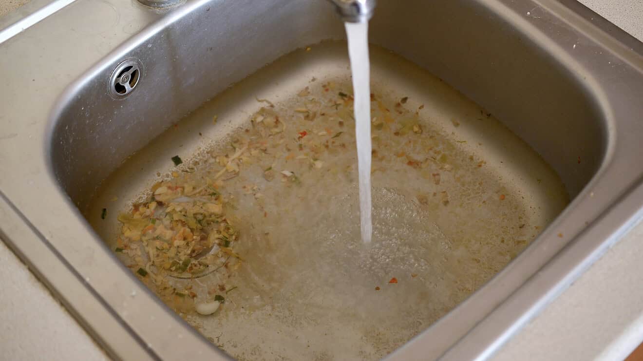 Durch eine Rohrverstopfung fließt das Abwasser nicht mehr ab.