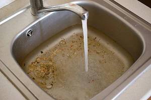 Durch eine Rohrverstopfung fließt das Abwasser nicht mehr ab.
