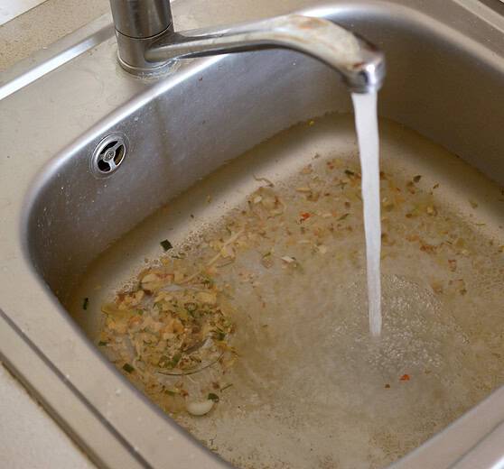 Durch eine Rohrverstopfung fließt das Abwasser nicht mehr ab.